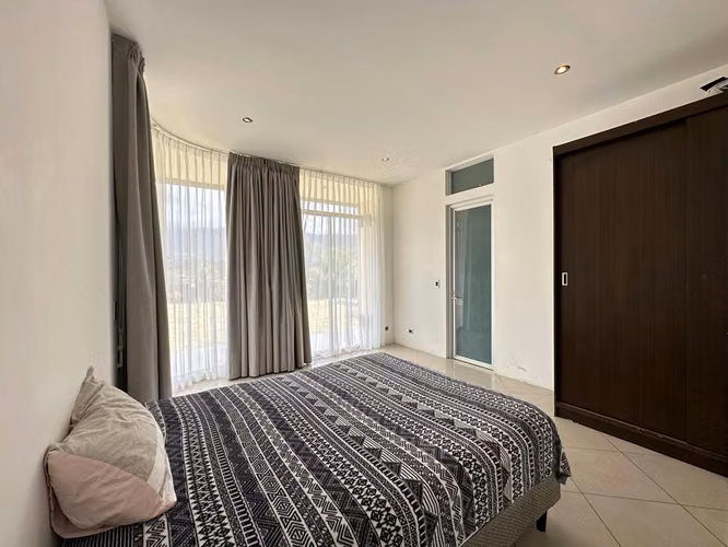 Se vende casa moderna con piscina en Santa Ana - Imagen 10