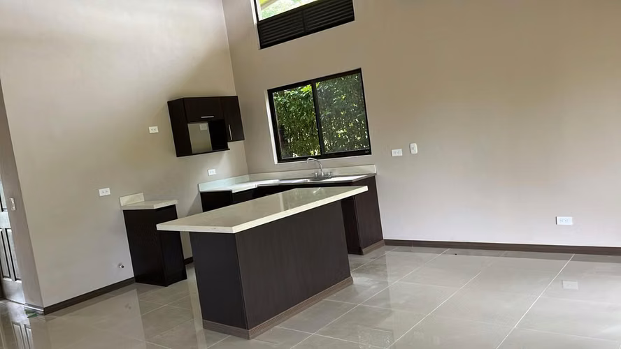 Casa nueva con lote amplio en Hacienda Mi Quinta - Imagen 5