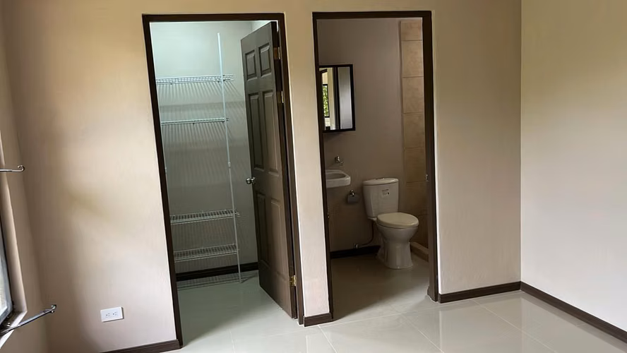 Casa nueva con lote amplio en Hacienda Mi Quinta - Imagen 3