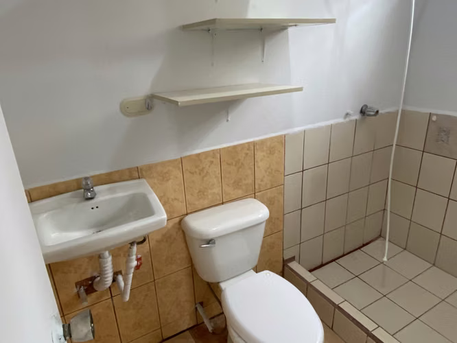 CURRIDABAT APARTAMENTO DESDE 27 DE AGOSTO TODO INCLUIDO LUZ AGUA INTERNET 190.000 - Imagen 14