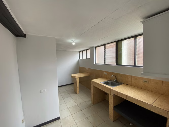 CURRIDABAT APARTAMENTO DESDE 27 DE AGOSTO TODO INCLUIDO LUZ AGUA INTERNET 190.000 - Imagen 4