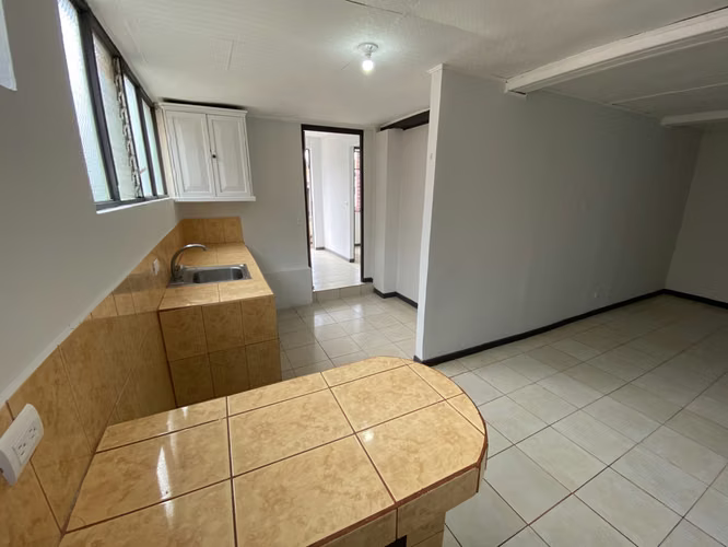 CURRIDABAT APARTAMENTO DESDE 27 DE AGOSTO TODO INCLUIDO LUZ AGUA INTERNET 190.000 - Imagen 5