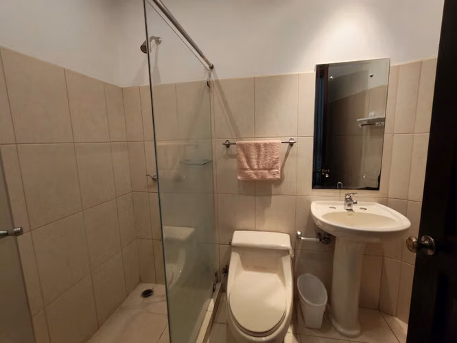 Se alquila apartamento amoblado en Escazú. Cerca de todo. - Imagen 16