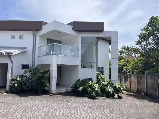 Casa en venta en Ángeles de San Rafael Heredia, elegante casa y amplias zonas verdes