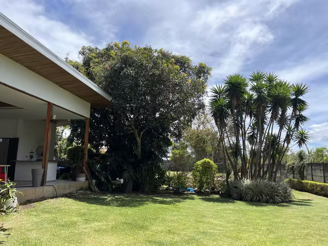 Casa en venta en Ángeles de San Rafael Heredia, elegante casa y amplias zonas verdes