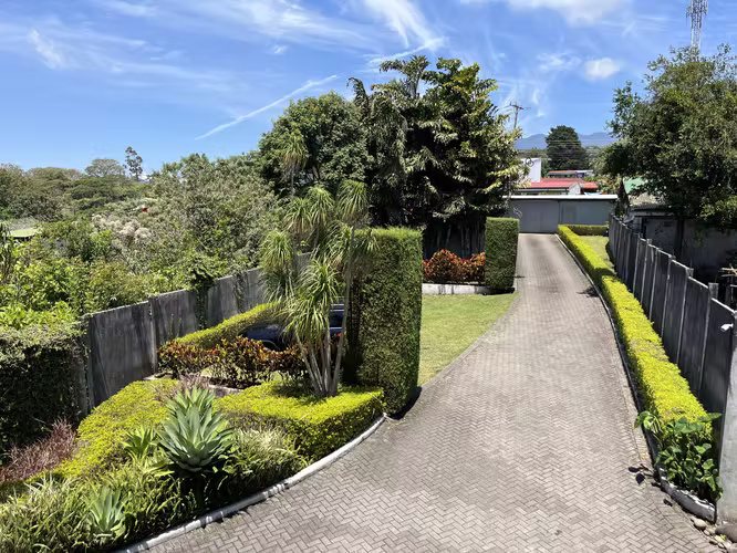 Casa en venta en Ángeles de San Rafael Heredia, elegante casa y amplias zonas verdes