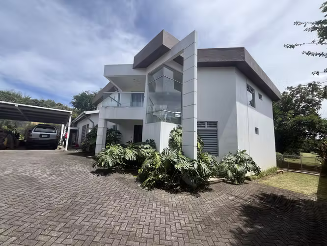Casa en venta en Ángeles de San Rafael Heredia, elegante casa y amplias zonas verdes