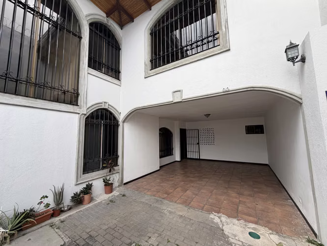 INVERSIÓN PREMIUM EN ESCAZÚ  2 CASAS | ALTA RENTABILIDAD | TREJOS MONTEALEGRE | $400,000 - Imagen 2