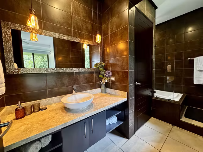 Live the Beach Life - Prime Condo Close to Everything