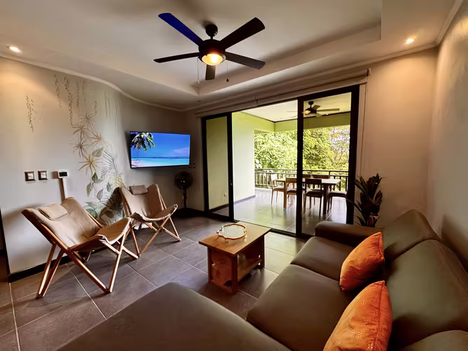 Live the Beach Life - Prime Condo Close to Everything