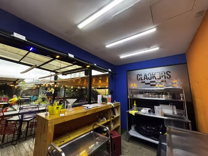 Alquiler doble barra bebidas frozen y gastronomía Barrio Escalante Mercado Gastronómico