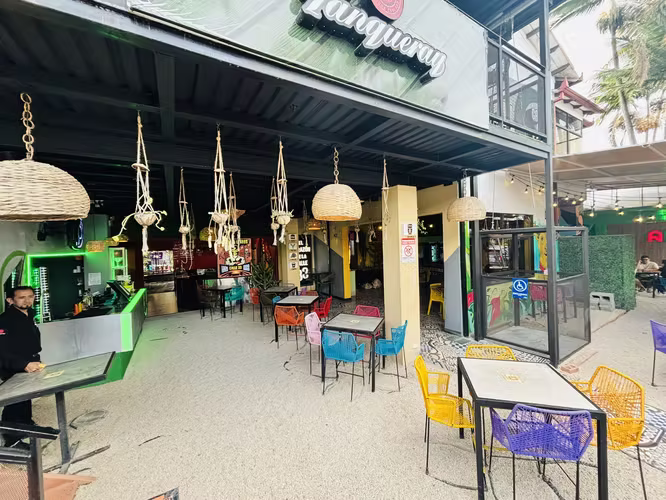 Alquiler doble barra bebidas frozen y gastronomía Barrio Escalante Mercado Gastronómico