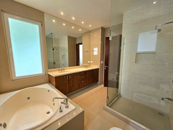 Casa de Lujo en Jaboncillos, Escazu | 4 Hab • 5 Baños • Piscina