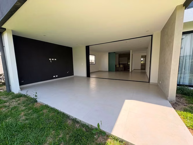 Venta de elegante Casa en Lindora