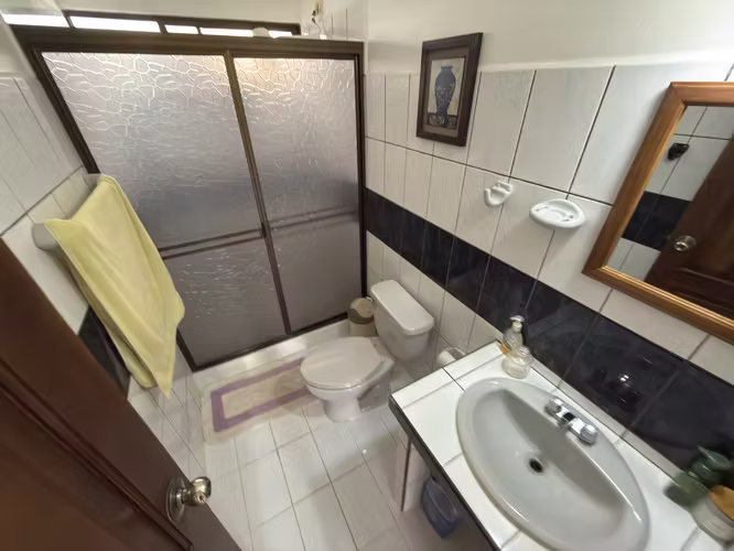 Se vende finca en Turrubares, San Jose, 4.103 m2 con casa, piscina y rancho.