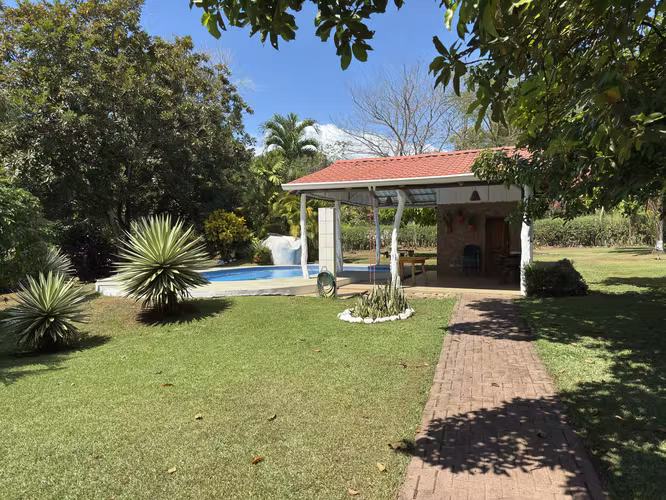 Se vende finca en Turrubares, San Jose, 4.103 m2 con casa, piscina y rancho.