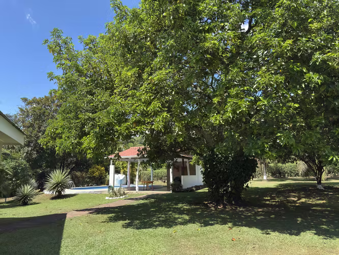 Se vende finca en Turrubares, San Jose, 4.103 m2 con casa, piscina y rancho.