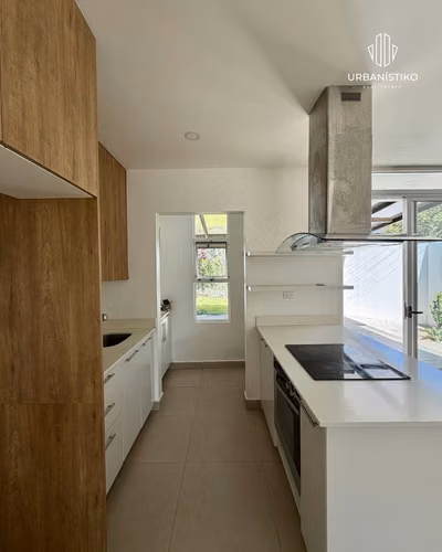 OPORTUNIDAD venta de casa para inversión Santa Ana Village patio grande esquinera  - Imagen 3