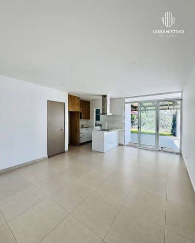 OPORTUNIDAD venta de casa para inversión Santa Ana Village patio grande esquinera  - Imagen 4