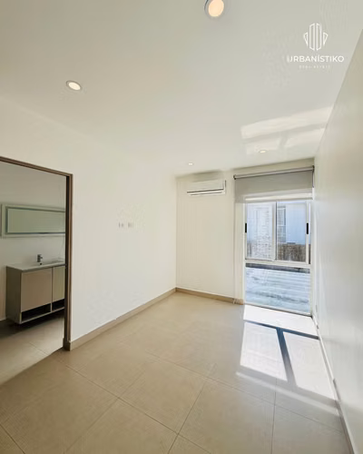 OPORTUNIDAD venta de casa para inversión Santa Ana Village patio grande esquinera  - Imagen 9