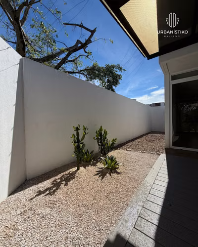 OPORTUNIDAD venta de casa para inversión Santa Ana Village patio grande esquinera  - Imagen 6