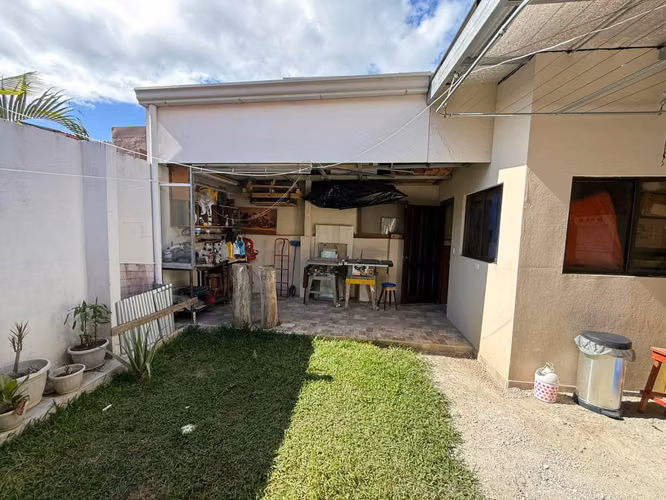 SE VENDE HERMOSA CASA en residencial en San Francisco de Heredia