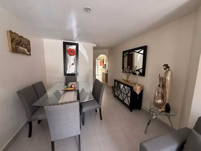 SE VENDE HERMOSA CASA en residencial en San Francisco de Heredia