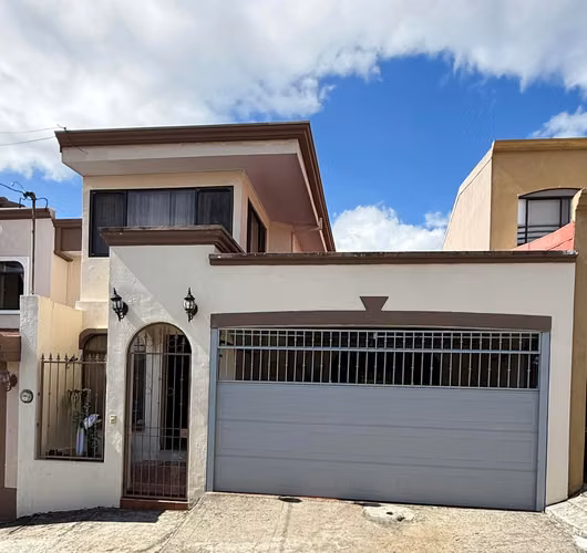 SE VENDE HERMOSA CASA en residencial en San Francisco de Heredia