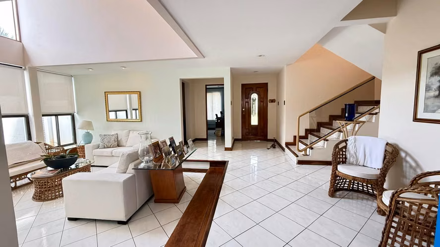 Venta de Casa en Heredia Belén Los Arcos | 4 Habitaciones, Jardín y Cerca de Zona Franca