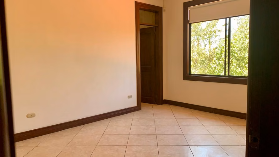 Venta de Casa en Heredia Belén Los Arcos | 4 Habitaciones, Jardín y Cerca de Zona Franca