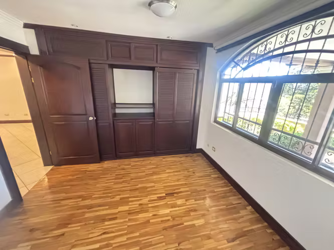 Amplia casa en un nivel, condominio en Escazú, por Alto de las Palomas.