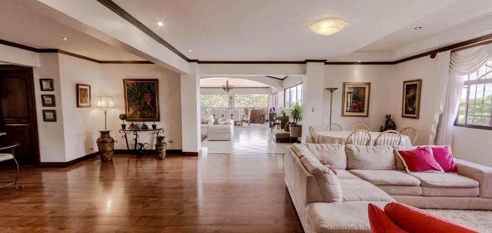 Amplia casa en un nivel, condominio en Escazú, por Alto de las Palomas.