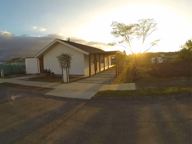 Casa estilo chalet tropical con una increíble vista del atardecer