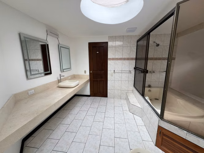 Casa de 3 cuartos + servicio + sala TV, línea blanca, 3 parqueos, Escazú - Imagen 16