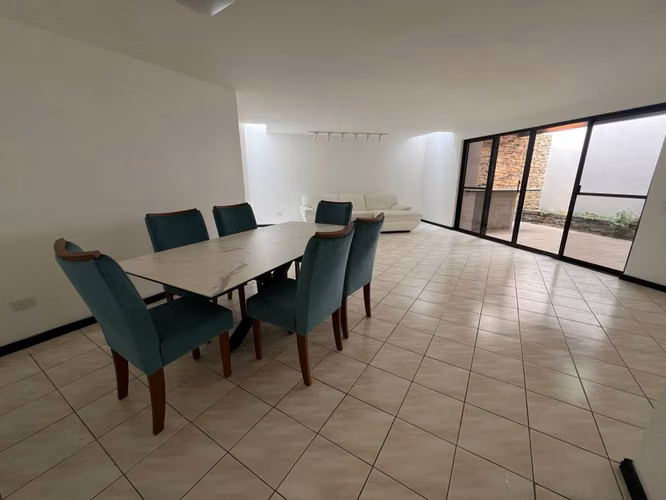 Casa de 3 cuartos + servicio + sala TV, línea blanca, 3 parqueos, Escazú - Imagen 2
