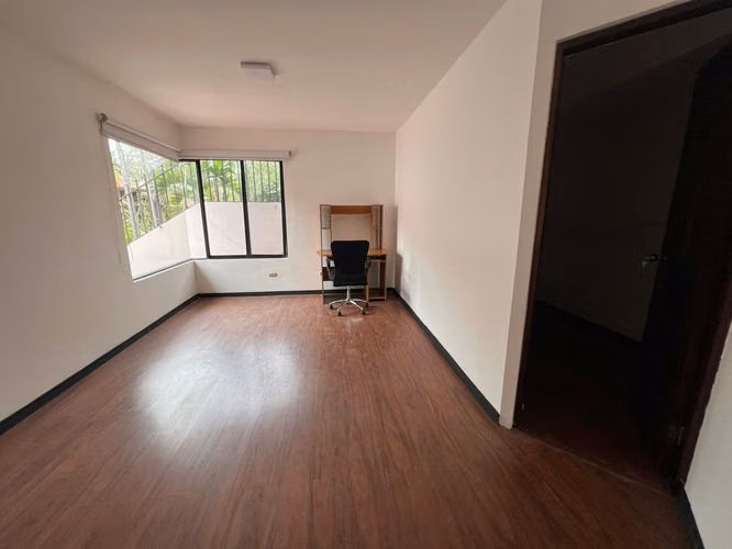 Casa de 3 cuartos + servicio + sala TV, línea blanca, 3 parqueos, Escazú - Imagen 15