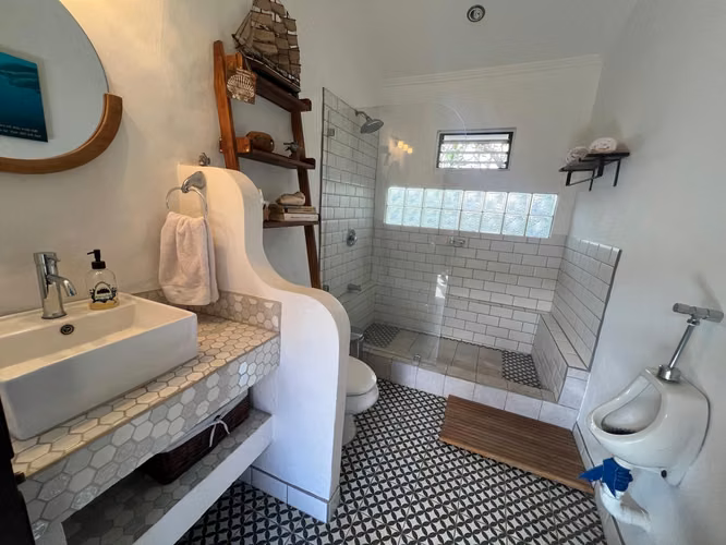 Casa colonial, 1 nivel, 4 cuartos + oficina + sala TV, condo con mucha vegetación, piscina, Pozos - Imagen 5