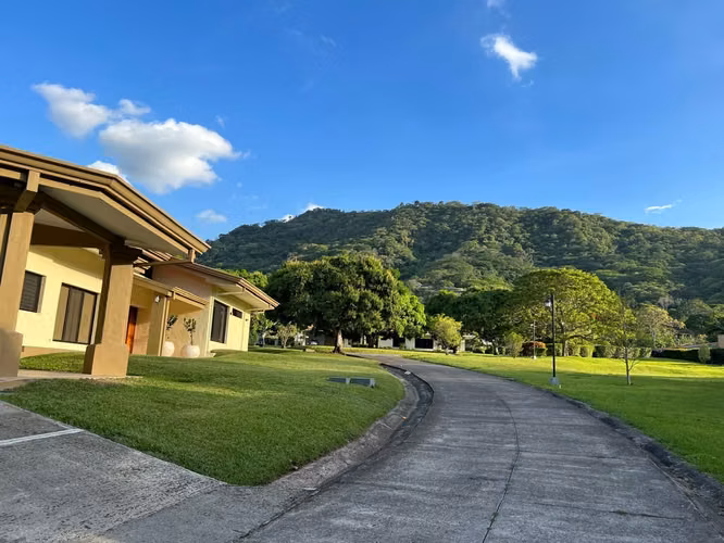 VENTA Y ALQUILER DE CASA DE UNA PLANTA EN CONDOMINIO - RIO ORO, SANTA ANA - Imagen 2