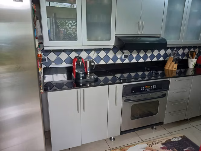 Venta de amplia casa en Residencial en Mercedes Norte de Heredia