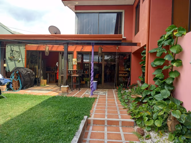 Venta de amplia casa en Residencial en Mercedes Norte de Heredia