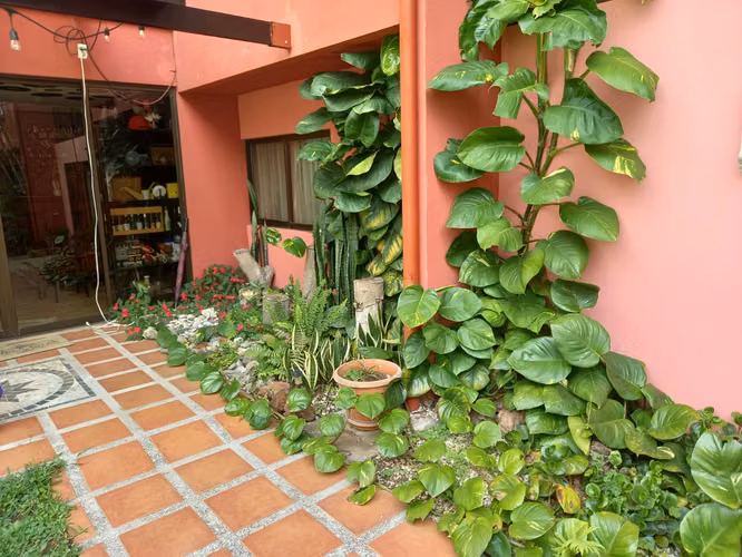 Venta de amplia casa en Residencial en Mercedes Norte de Heredia