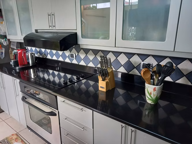 Venta de amplia casa en Residencial en Mercedes Norte de Heredia