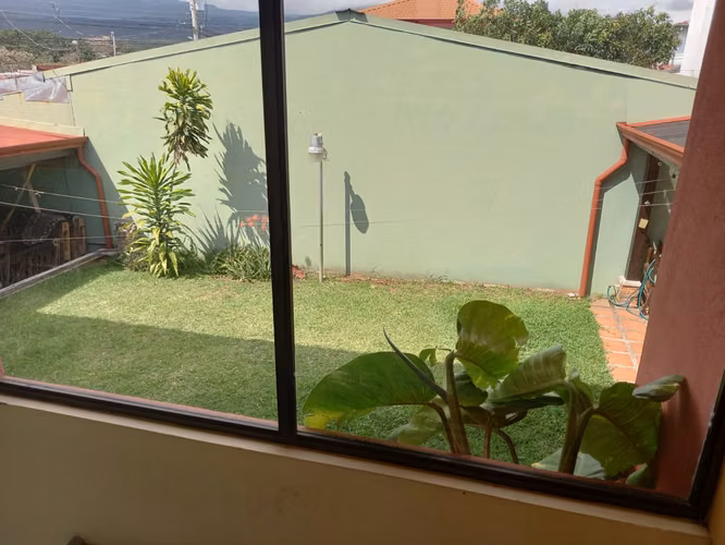 Venta de amplia casa en Residencial en Mercedes Norte de Heredia
