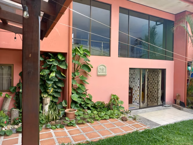 Venta de amplia casa en Residencial en Mercedes Norte de Heredia
