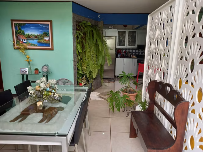 Venta de amplia casa en Residencial en Mercedes Norte de Heredia