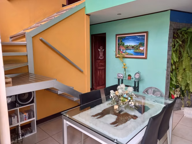 Venta de amplia casa en Residencial en Mercedes Norte de Heredia