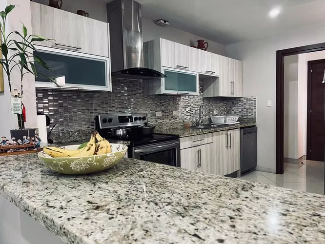 ESCAZU, SAN RAFAEL. VENTA DE ELEGANTE Y AMPLIA CASA MP26-1123