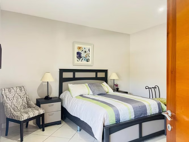ESCAZU, SAN RAFAEL. VENTA DE ELEGANTE Y AMPLIA CASA MP26-1123