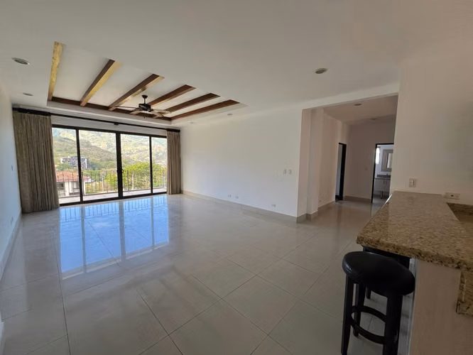 Apartamento de lujo con vistas espectaculares en Alto de Las Palomas Santa Ana $2100 - Imagen 3