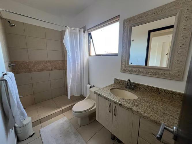 Apartamento de lujo con vistas espectaculares en Alto de Las Palomas Santa Ana $2100 - Imagen 13